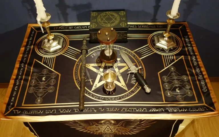 Altar de magia ceremonial con velas, símbolos esotéricos y objetos rituales para la práctica espiritual