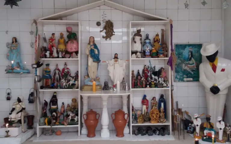 Altar umbandista con imágenes sincréticas representando a pueblos y falanges espirituales de Umbanda