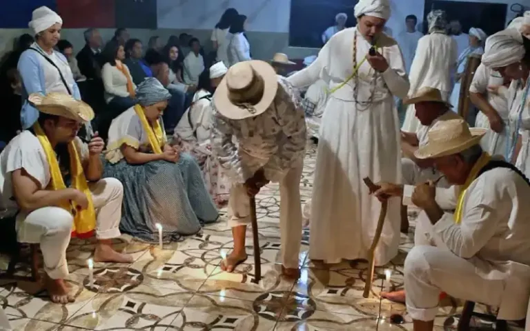 Los médiums incorporados durante una sesión de umbanda, brindando asistencia espiritual y caridad a los asistentes