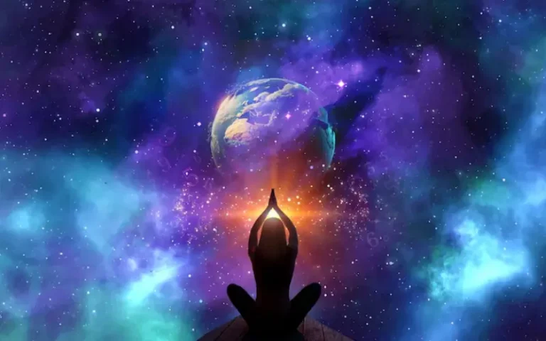 Medium sentado con un resplandor en sus manos, mirando un cielo estrellado, simbolizando la conexión con lo divino y lo superior.