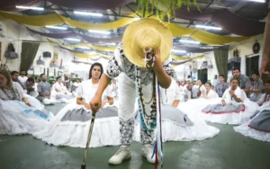 Médium en trance dirigiendo una ceremonia de Umbanda