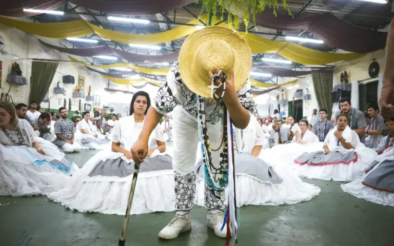 Médium en trance dirigiendo una ceremonia de Umbanda