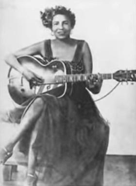 Memphis Minnie - Hoodoo Lady Blues. Artista tocando guitarra.