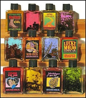 Diversos aceites en frascos, preparados con conocimientos del hoodoo