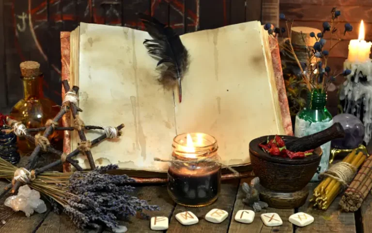 Mesa con un libro abierto de símbolos rúnicos, materiales naturales como piedras, cuerdas y madera, mientras se fabrica un amuletos