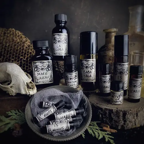 Productos espirituales tradicionales de un rootworker hoodoo, incluyendo hierbas, aceites, velas y elementos rituales para trabajos mágicos