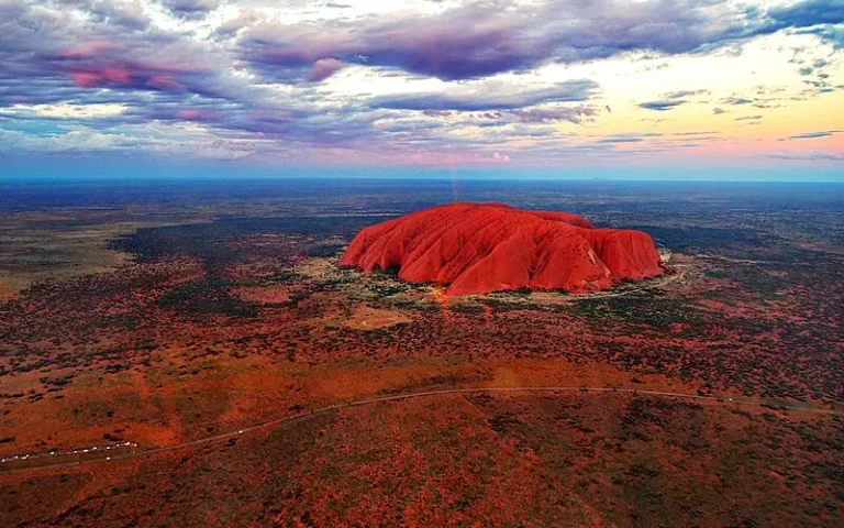 Formación rocosa Uluru al atardecer en el desierto australiano, lugar sagrado para los pueblos aborígenes Anangu
