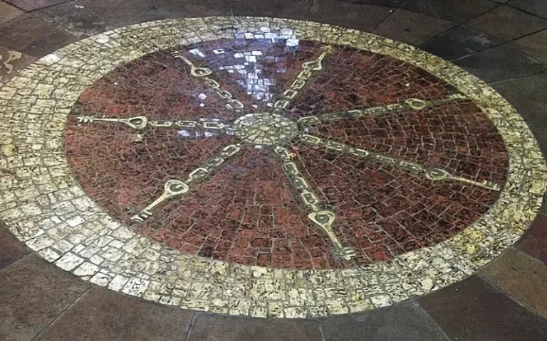 Escultura de Bará, orixá protector, en el piso del Mercado Público de Porto Alegre, símbolo de la espiritualidad afrobrasileña